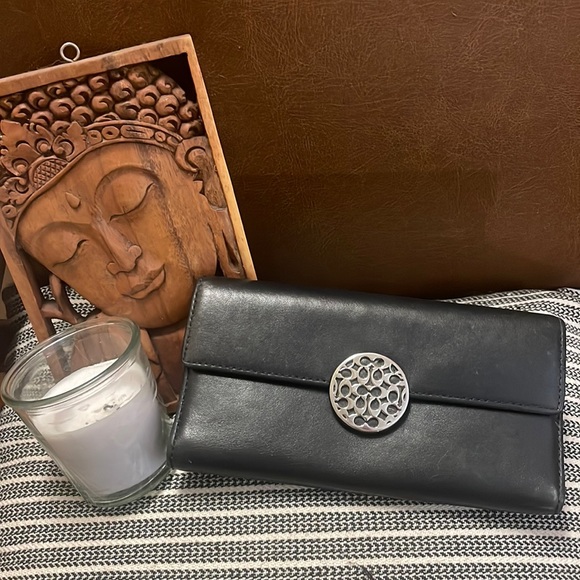 Vintage leather authentic COACH wallet in black. Unique emblem on front. - Picture 3 of 16